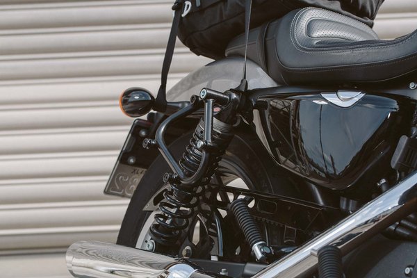 Support latéral droit SLC Harley Sportster modèles (04-).